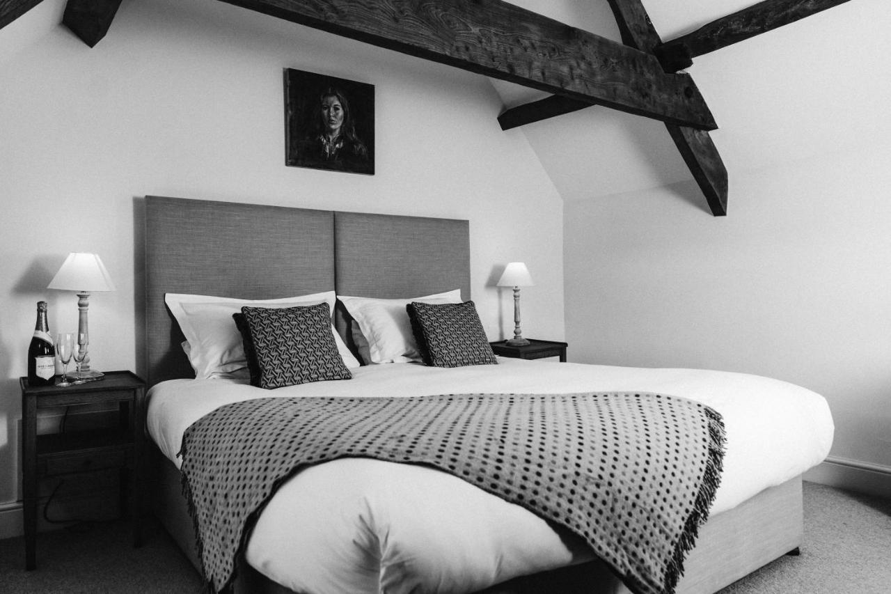 Cat And Custard Pot Inn Shipton Moyne Exteriér fotografie