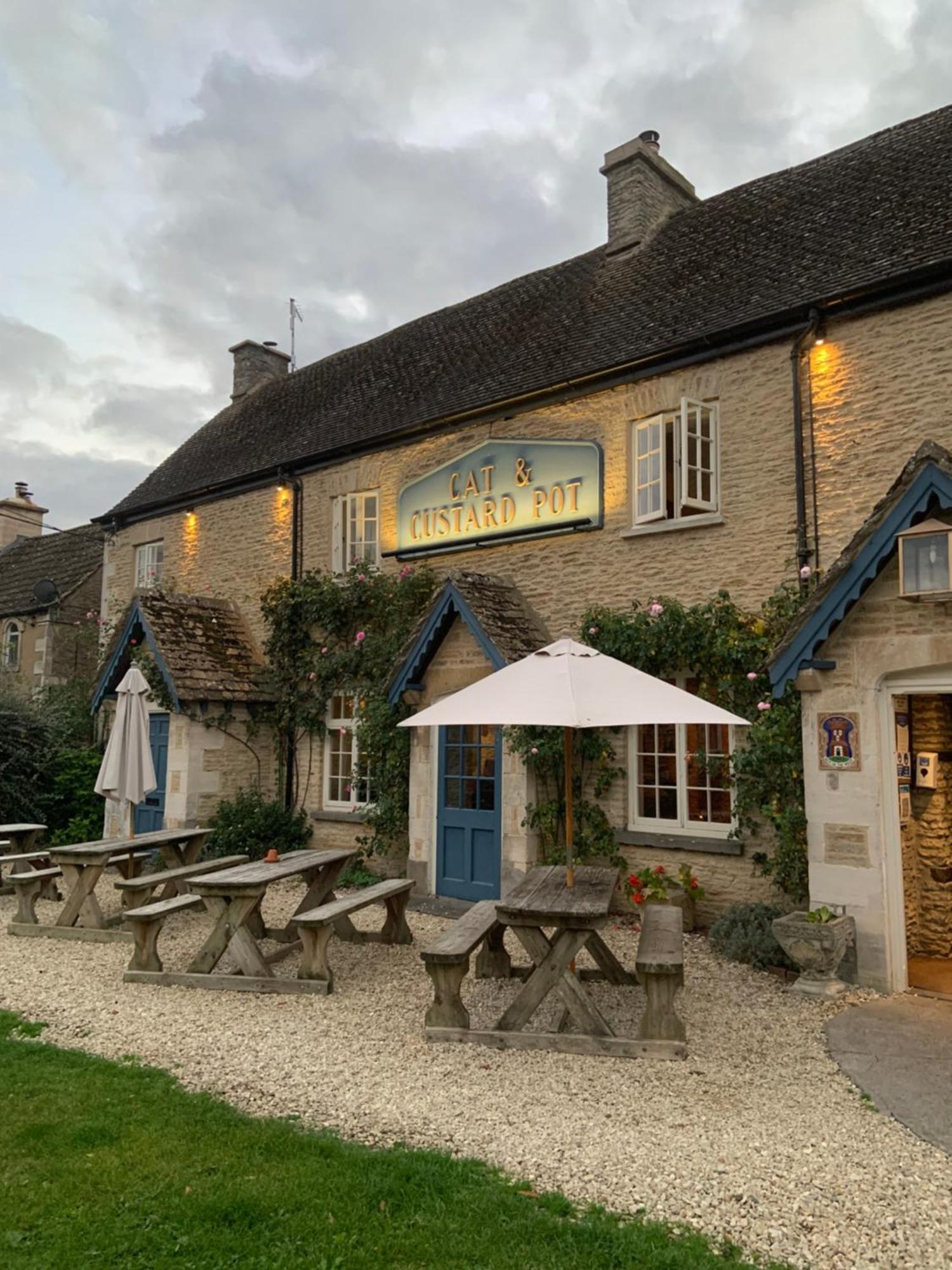 Cat And Custard Pot Inn Shipton Moyne Exteriér fotografie